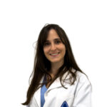 Médica anestesiologista da equipa da Clínica Dr. Júlio Barbosa, fotografia profissional em ambiente clínico.