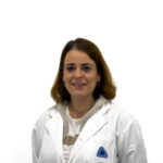 Médica anestesiologista da equipa da Clínica Dr. Júlio Barbosa, fotografia profissional em ambiente clínico.