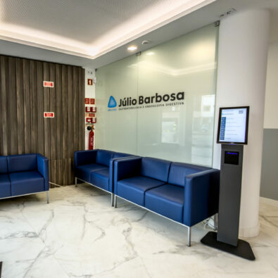 Receção e sala de espera da Clínica Dr. Júlio Barbosa em Viseu