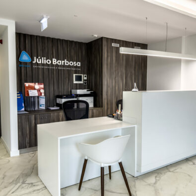 Receção e sala de espera da Clínica Dr. Júlio Barbosa em Viseu