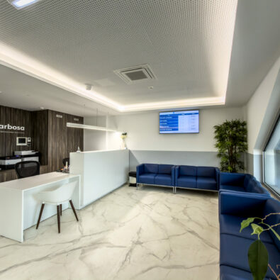 Receção e sala de espera da Clínica Dr. Júlio Barbosa em Viseu