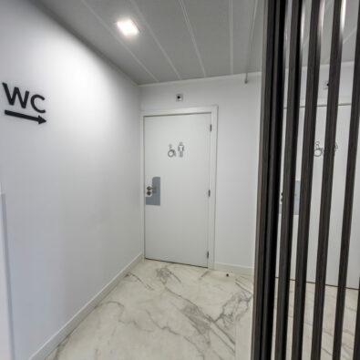 Acesso às casas de banho com mobilidade reduzida na Clínica Dr. Júlio Barbosa em Viseu