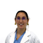 Médica anestesiologista da equipa da Clínica Dr. Júlio Barbosa, fotografia profissional em ambiente clínico.