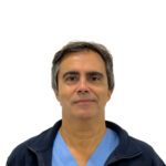 Médico anestesiologista da equipa da Clínica Dr. Júlio Barbosa, fotografia profissional em ambiente clínico.