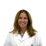 Dra. Susana Quevedo - Médica anestesiologista da equipa da Clínica Dr. Júlio Barbosa, fotografia profissional em ambiente clínico.