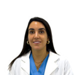 Filipa Correia - Médica anestesiologista da equipa da Clínica Dr. Júlio Barbosa, fotografia profissional em ambiente clínico.