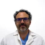 Dr. Manuel Vico – Médico Anestesiologista Médico anestesiologista da equipa da Clínica Dr. Júlio Barbosa, fotografia profissional em ambiente clínico.