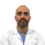 Dr. Carlos Teixeira – Médico Anestesiologista Médico anestesiologista da equipa da Clínica Dr. Júlio Barbosa, fotografia profissional em ambiente clínico.